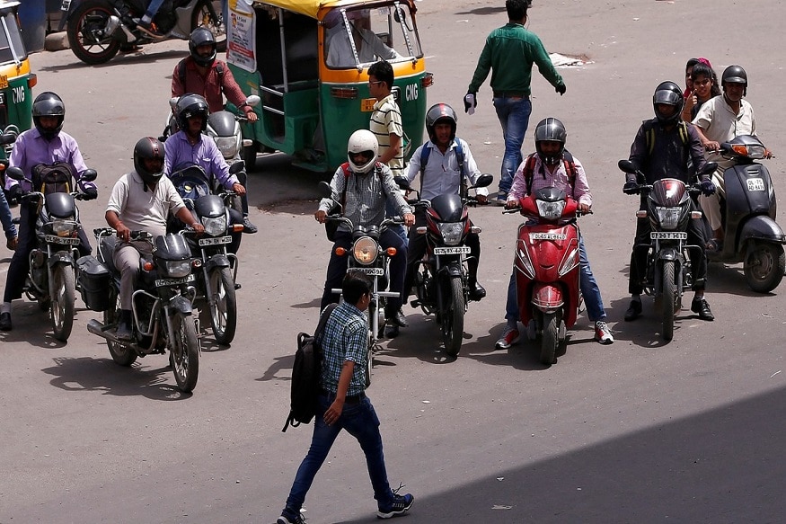 वाहतुकीच्या नियमांचं पालन करणं आपली जबाबदारी आहे. मात्र नियमांचा वापर करून पोलिस तुम्हाला त्रास देऊ शकत नाहीत. त्यांना कोणत्याही प्रकारे तुमच्याशी गैरवर्तन करता येणार नाही. याशिवाय तुम्हाला वाहन धारक म्हणून असलेल्या अधिकारांची माहिती असायला हवी. वाहतुकीच्या नियमांचं पालन करणं आपली जबाबदारी आहे. मात्र नियमांचा वापर करून पोलिस तुम्हाला त्रास देऊ शकत नाहीत. त्यांना कोणत्याही प्रकारे तुमच्याशी गैरवर्तन करता येणार नाही. याशिवाय तुम्हाला वाहन धारक म्हणून असलेल्या अधिकारांची माहिती असायला हवी.