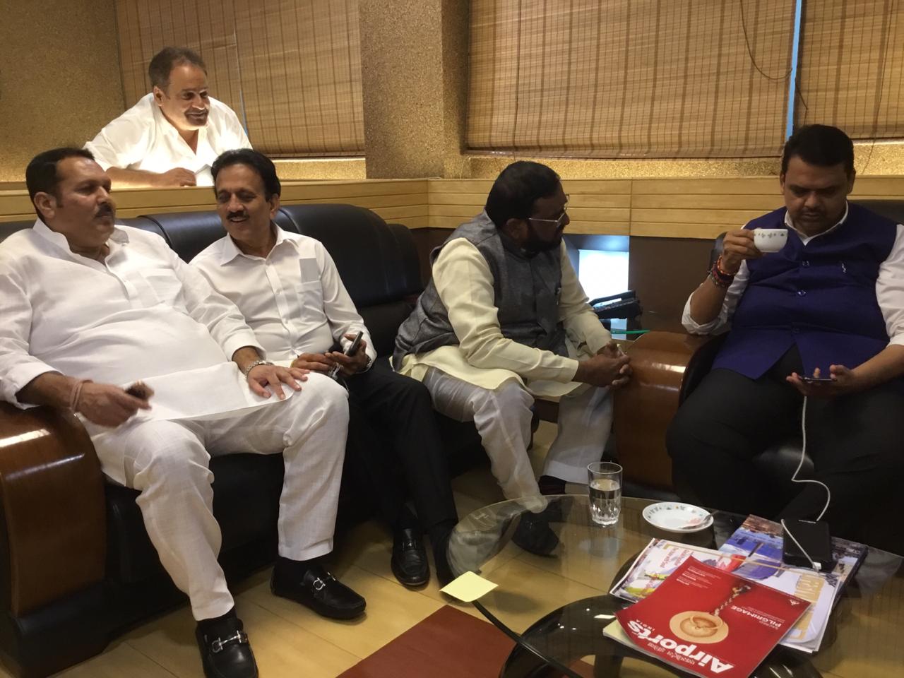 नाही-नाही म्हणत असताना अखेर उदयनराजेंनी राष्ट्रवादीची साथ सोडून कमळ हाती घेण्याचा निर्णय घेतला. मात्र, त्यासाठी काही त्यांनी अटी घातल्याचं बोललं जातं आहे. नाही-नाही म्हणत असताना अखेर उदयनराजेंनी राष्ट्रवादीची साथ सोडून कमळ हाती घेण्याचा निर्णय घेतला. मात्र, त्यासाठी काही त्यांनी अटी घातल्याचं बोललं जातं आहे.