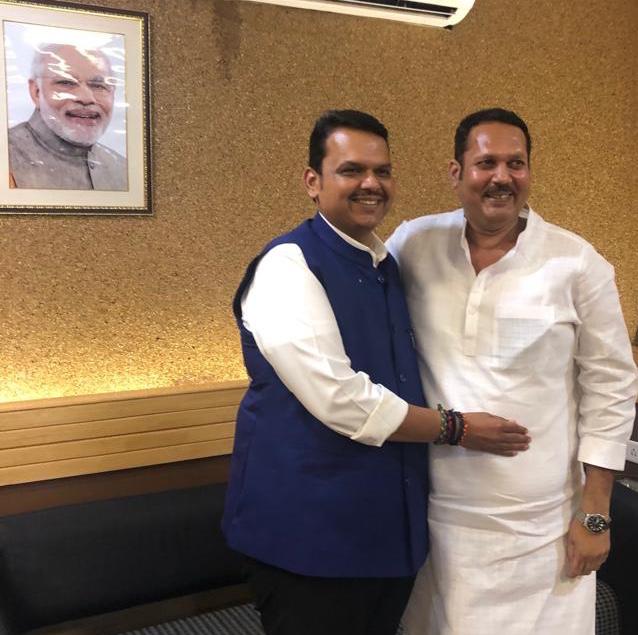 साताऱ्याचे खासदार उदयनराजे भोसले यांच्या भाजप प्रवेशावर अखेर शिक्कामोर्तब झालं आहे. पुण्यातील विमानतळावरून उदयनराजे हे मुख्यमंत्री देवेंद्र फडणवीस यांच्यासोबत दिल्लीला रवाना झाले आहे. शनिवारी दिल्लीत भाजपचे अध्यक्ष अमित शहांच्या उपस्थितीत ते भाजपात दाखल होणार आहेत. साताऱ्याचे खासदार उदयनराजे भोसले यांच्या भाजप प्रवेशावर अखेर शिक्कामोर्तब झालं आहे. पुण्यातील विमानतळावरून उदयनराजे हे मुख्यमंत्री देवेंद्र फडणवीस यांच्यासोबत दिल्लीला रवाना झाले आहे. शनिवारी दिल्लीत भाजपचे अध्यक्ष अमित शहांच्या उपस्थितीत ते भाजपात दाखल होणार आहेत.