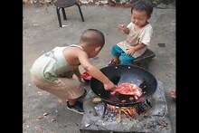 VIDEO: सोशल मीडियावर नवा FOOD गुरू, लाखो लोक झाले या चिमुरड्या कुकचे फॅन!