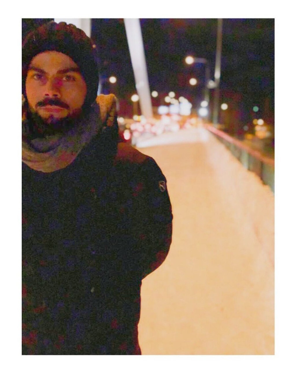 विराटने शेअर केलेल्या फोटोला कॅप्शन देताना म्हटलं आहे की, पुन्हा एकदा फोटो काढण्याचं श्रेय अनुष्का शर्माला. विराटने यापूर्वीही त्याचे अनुष्काने काढलेले फोटो शेअर केले आहेत. विराटने शेअर केलेल्या फोटोला कॅप्शन देताना म्हटलं आहे की, पुन्हा एकदा फोटो काढण्याचं श्रेय अनुष्का शर्माला. विराटने यापूर्वीही त्याचे अनुष्काने काढलेले फोटो शेअर केले आहेत.