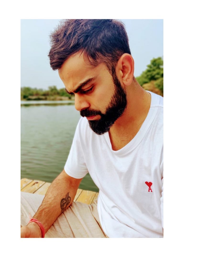 सोमवारी शेअर केलेल्या फोटोत विराट नदी किनारी निवांत बसलेला दिसत होता. या फोटोवर विराटनं कॅप्शन देताना म्हटलं होतं की, 'तो क्षण कैद झाला. फोटो क्रेडिट- अनुष्का शर्मा. सोमवारी शेअर केलेल्या फोटोत विराट नदी किनारी निवांत बसलेला दिसत होता. या फोटोवर विराटनं कॅप्शन देताना म्हटलं होतं की, 'तो क्षण कैद झाला. फोटो क्रेडिट- अनुष्का शर्मा.