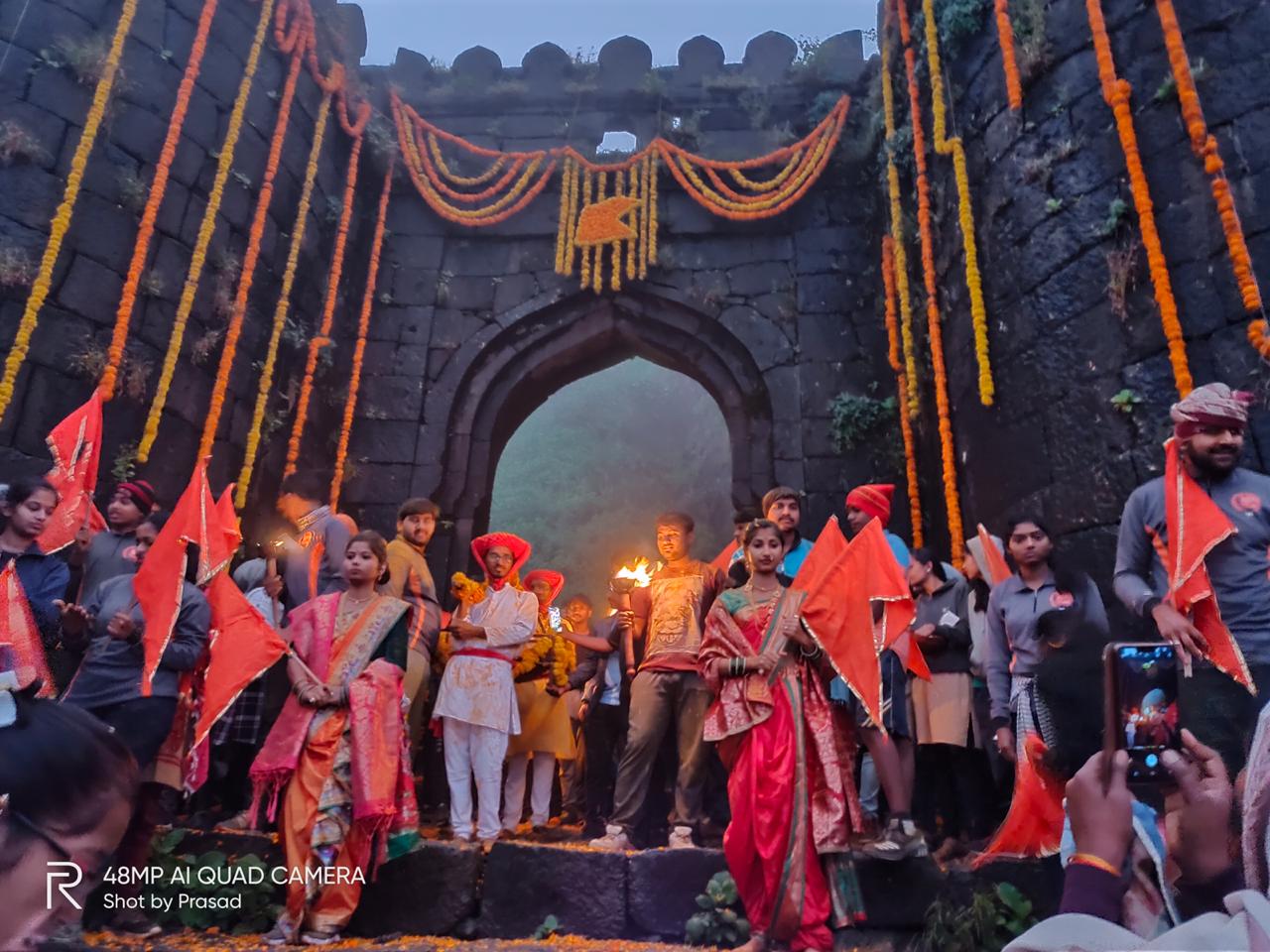 राजगडावरील पद्मावती देवीच्या मंदिरात रात्री गड जागर आयोजित केला होता. संबळाचा आवाज संपूर्ण मंदिरात घुमत होता, हा आवाज मंदिराने तब्बल 18 वर्षांनी अनुभवला. राजगड दीपोत्सव च्या निमित्ताने पुन्हा एकदा जुने वातावरणाची आठवण झाल्याची उपस्थितांनी नमूद केले. राजगडावरील पद्मावती देवीच्या मंदिरात रात्री गड जागर आयोजित केला होता. संबळाचा आवाज संपूर्ण मंदिरात घुमत होता, हा आवाज मंदिराने तब्बल 18 वर्षांनी अनुभवला. राजगड दीपोत्सव च्या निमित्ताने पुन्हा एकदा जुने वातावरणाची आठवण झाल्याची उपस्थितांनी नमूद केले.
