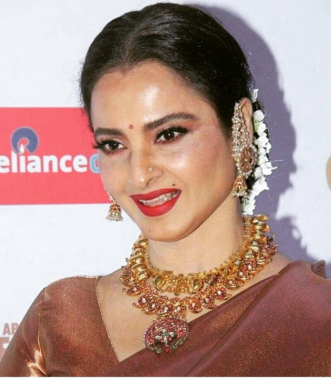 रेखा रोज योगा आणि मेडिटेशन करतात. त्यांच्या सौंदर्याचं रहस्य योगा आणि त्यांचा स्पेशल डाएट प्लान असल्याचं त्या सांगतात. रेखा रोज योगा आणि मेडिटेशन करतात. त्यांच्या सौंदर्याचं रहस्य योगा आणि त्यांचा स्पेशल डाएट प्लान असल्याचं त्या सांगतात.