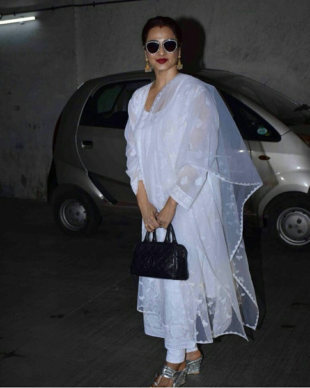 रेखा रोज संतुलित डाएट घेतात. यात जंक फूड खायला अजिबात परवानगी नाही. त्या नेहमी कमी मसाले आणि तेल घातलेल्या भाज्यांचा त्यांच्या जेवणात समावेश करतात. याशिवाय त्यांच्या जेवणात चपाती आणि दही यांचा समावेश असतो. रेखा रोज संतुलित डाएट घेतात. यात जंक फूड खायला अजिबात परवानगी नाही. त्या नेहमी कमी मसाले आणि तेल घातलेल्या भाज्यांचा त्यांच्या जेवणात समावेश करतात. याशिवाय त्यांच्या जेवणात चपाती आणि दही यांचा समावेश असतो.