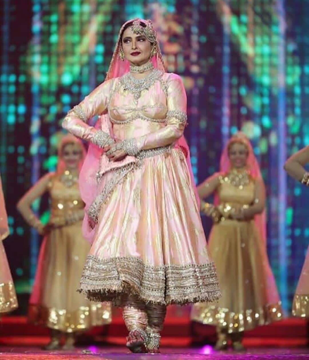 2018 मध्ये रेखा यांनी आयफा अवॉर्डमध्ये धमाकेदार डान्स परफॉर्मन्स दिला होता. यासोबतच त्या वयाची 60 वर्ष पार केल्यानंतर डान्स परफॉर्मन्स करणाऱ्या पहिल्या अभिनेत्री ठरल्या. 2018 मध्ये रेखा यांनी आयफा अवॉर्डमध्ये धमाकेदार डान्स परफॉर्मन्स दिला होता. यासोबतच त्या वयाची 60 वर्ष पार केल्यानंतर डान्स परफॉर्मन्स करणाऱ्या पहिल्या अभिनेत्री ठरल्या.