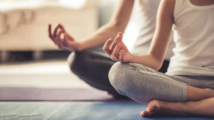 सूर्य मुद्रेमुळे शरीरातील अग्नी तत्व संचालित होतं. अनामिकेला सूर्याचं बोट असंही म्हणतात. या बोटाचा संबंध सूर्य आणि युरेनस ग्रहाशी असतो. सूर्य ऊर्जा ही आरोग्याचे प्रतिनिधित्व करते. सूर्य मुद्रेमुळे शरीरातील अग्नी तत्व संचालित होतं. अनामिकेला सूर्याचं बोट असंही म्हणतात. या बोटाचा संबंध सूर्य आणि युरेनस ग्रहाशी असतो. सूर्य ऊर्जा ही आरोग्याचे प्रतिनिधित्व करते.