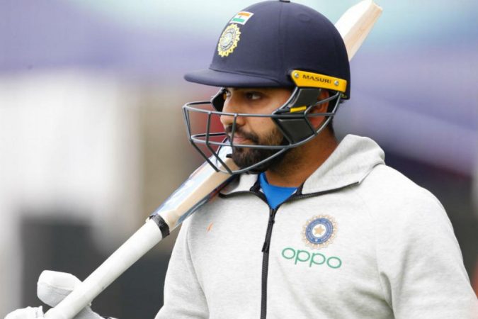 या कसोटी सामन्यात रोहित शर्मा हा तिन्ही फॉरमॅटमध्ये शतक करणारा पहिला सलामीवीर ठरला आहे. रोहितनं कसोटी, एकदिवसीय आणि टी-20मध्ये ही कामगिरी केली आहे. या कसोटी सामन्यात रोहित शर्मा हा तिन्ही फॉरमॅटमध्ये शतक करणारा पहिला सलामीवीर ठरला आहे. रोहितनं कसोटी, एकदिवसीय आणि टी-20मध्ये ही कामगिरी केली आहे.