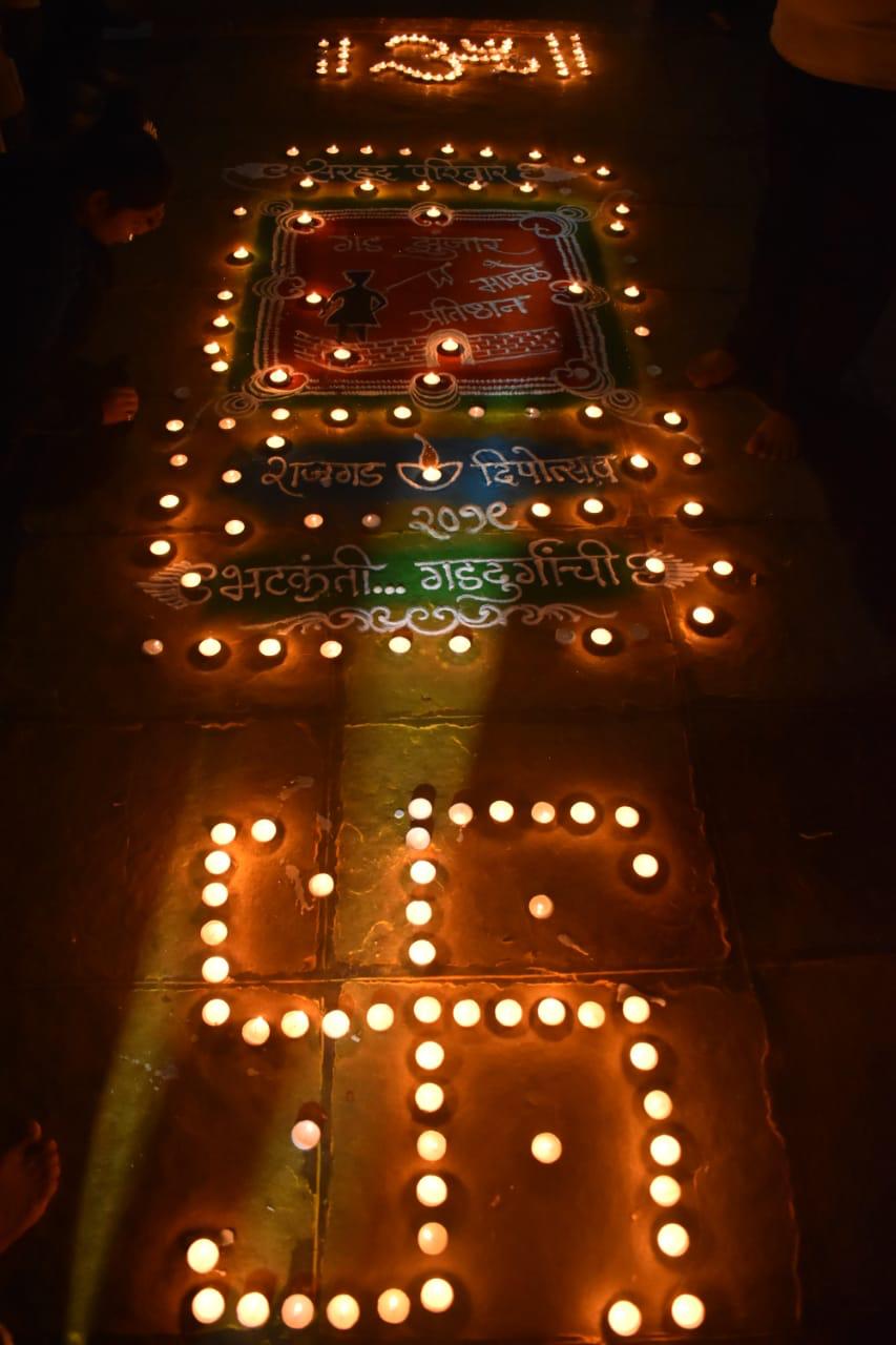 रात्रभर देवीचा जागर मोठ्या उत्साहात घालण्यात आला, भंडाऱ्याची उधळण व संबळाच्या ठेक्यावर जोर-बैठका, सपाट्या घालत मावळ्यांनी देवीचा जागर केला. या वेळेस संपूर्ण मंदिर व परिसर भक्तिमय झाला होता. रात्री गडजागर झाल्यानंतर सर्वांना वेध होते, पहाटेच्या पालखी सोहळ्याचे..! रात्रभर देवीचा जागर मोठ्या उत्साहात घालण्यात आला, भंडाऱ्याची उधळण व संबळाच्या ठेक्यावर जोर-बैठका, सपाट्या घालत मावळ्यांनी देवीचा जागर केला. या वेळेस संपूर्ण मंदिर व परिसर भक्तिमय झाला होता. रात्री गडजागर झाल्यानंतर सर्वांना वेध होते, पहाटेच्या पालखी सोहळ्याचे..!