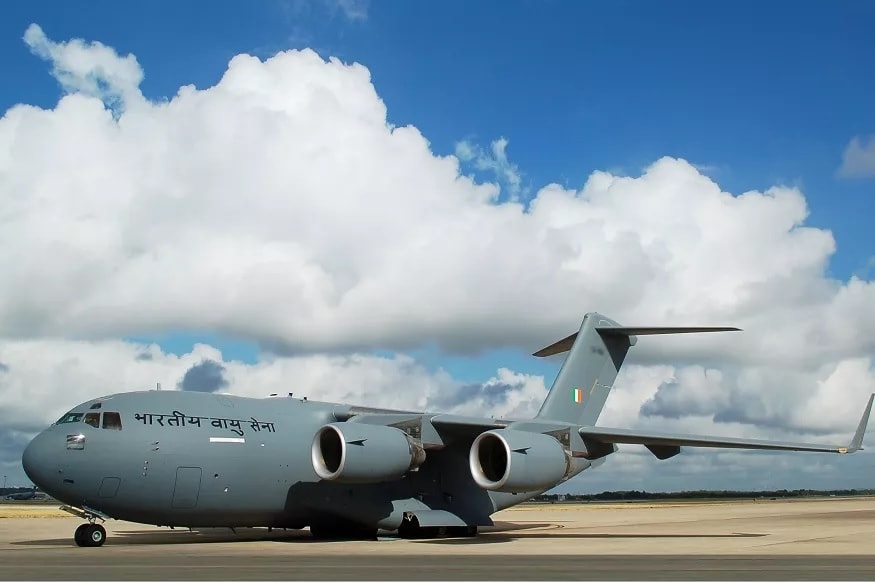 C-17 ग्लोबमास्टर तृतीय- C-17 ग्लोबमास्टर तृतीय विमान हे बोइंगने तयार केलं आहे. या विमानाच्या मदतीने प्रचंड वजनी सामान आणि हत्यारं सैन्य एका जागेवरून दुसरीकडे सहज नेऊ शकतात. या विमानाच्या मदतीने सैनिकांना जगभरातील कोणत्याही विषम ठिकाणी सहज जाता येऊ शकतं. C-17 ग्लोबमास्टर तृतीय- C-17 ग्लोबमास्टर तृतीय विमान हे बोइंगने तयार केलं आहे. या विमानाच्या मदतीने प्रचंड वजनी सामान आणि हत्यारं सैन्य एका जागेवरून दुसरीकडे सहज नेऊ शकतात. या विमानाच्या मदतीने सैनिकांना जगभरातील कोणत्याही विषम ठिकाणी सहज जाता येऊ शकतं.