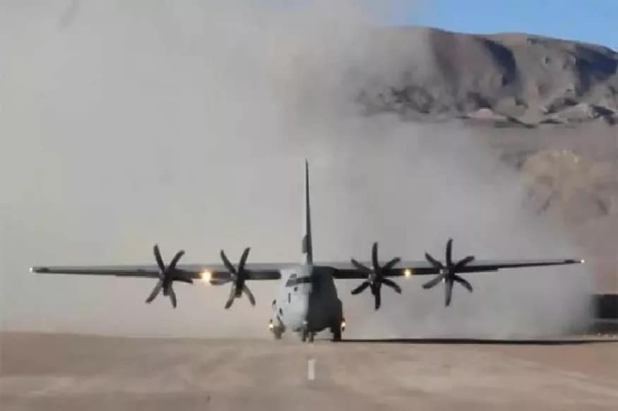 हर्क्युलिस ट्रान्सपोर्ट विमान- C-130 J सुपर हर्क्युलिस विमानाला लॉकहीड मार्टिन यांनी तयार केले आहे. या विमानाच्या मदतीने उंच ठिकाणावरील पोस्टवर सैनिक अवजड सामान सहज पोहोचवले जाते. हर्क्युलिस ट्रान्सपोर्ट विमान- C-130 J सुपर हर्क्युलिस विमानाला लॉकहीड मार्टिन यांनी तयार केले आहे. या विमानाच्या मदतीने उंच ठिकाणावरील पोस्टवर सैनिक अवजड सामान सहज पोहोचवले जाते.