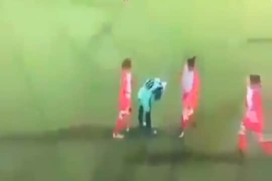 Viral Video: फुटबॉल खेळताना अचानक खेळाडूचा हिजाब निघाला आणि...