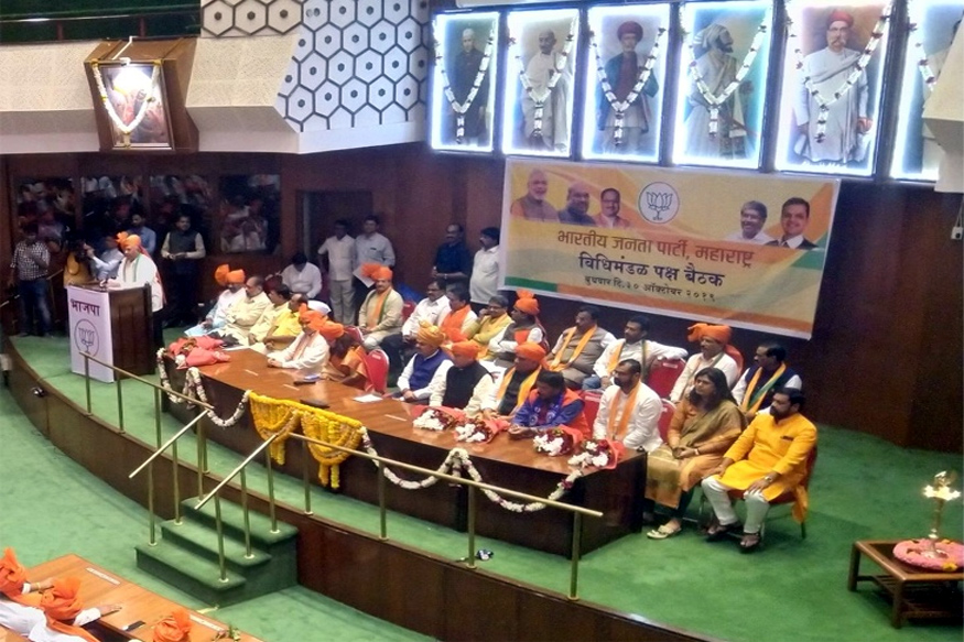 जोरदार शक्तिप्रदर्शन करत भाजपने निवडला आपला विधिमंडळ नेता, मातोश्रीवर शिवसेनेची खलबते