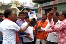 पंकजा मुंडेंबद्दल आक्षेपार्ह वक्तव्य.. धनंजय मुंडेंच्या प्रतिमेला मारले 'जोडे'