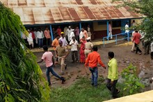 शिवसेनेच्या बंडखोर उमेदवाराने पोलिसांशी घातली हुज्जत, केली 'ही' मागणी