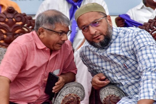 Nagpur: AIMIM leader Asaduddin Owaisi with Dalit leader Prakash Ambedkar during a public meeting for the upcoming Lok Sabha polls, in Nagpur, Maharashtra, Monday, April 1, 2019. (PTI Photo)   (PTI4_1_2019_000172B)