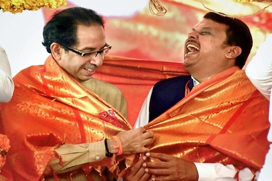 Navi Mumbai: Shiv Sena Party President Uddhav Thackeray and Maharashtra Chief Minister Devendra Fadnavis during the 86th birth anniversary celebrations of Mathadi leader Annasaheb Patil at APMC market, Navi Mumbai, Wednesday, Sept. 25, 2019. (PTI Photo)(PTI9_25_2019_000071B)