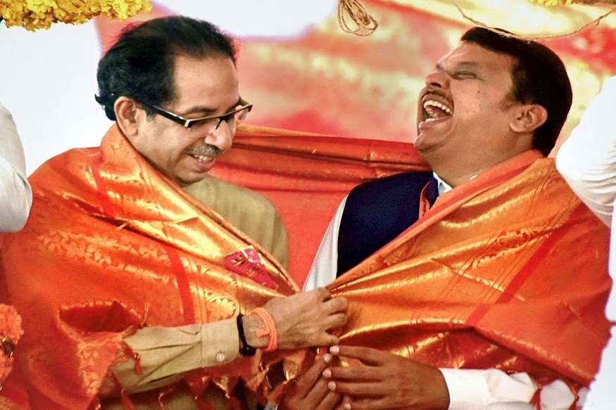 Navi Mumbai: Shiv Sena Party President Uddhav Thackeray and Maharashtra Chief Minister Devendra Fadnavis during the 86th birth anniversary celebrations of Mathadi leader Annasaheb Patil at APMC market, Navi Mumbai, Wednesday, Sept. 25, 2019. (PTI Photo)(PTI9_25_2019_000071B)