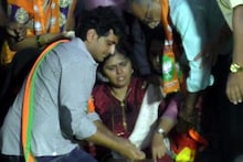 शेवटची प्रचारसभा संपताच यामुळे पंकजा मुंडेंना आली भोवळ, स्टेजवरच कोसळल्या