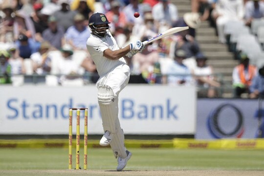 रोहित शर्मानं मायदेशात खेळलेल्या 10 कसोटी सामन्यात 98.22च्या सरासरीनं 884 धावा केल्या आहेत. 