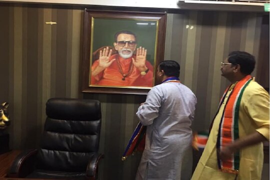 मनसे उमेदवाराचा बाळासाहेबांच्या फोटोला नमस्कार, थेट शिवसेना शाखेत जाऊन घेतलं दर्शन