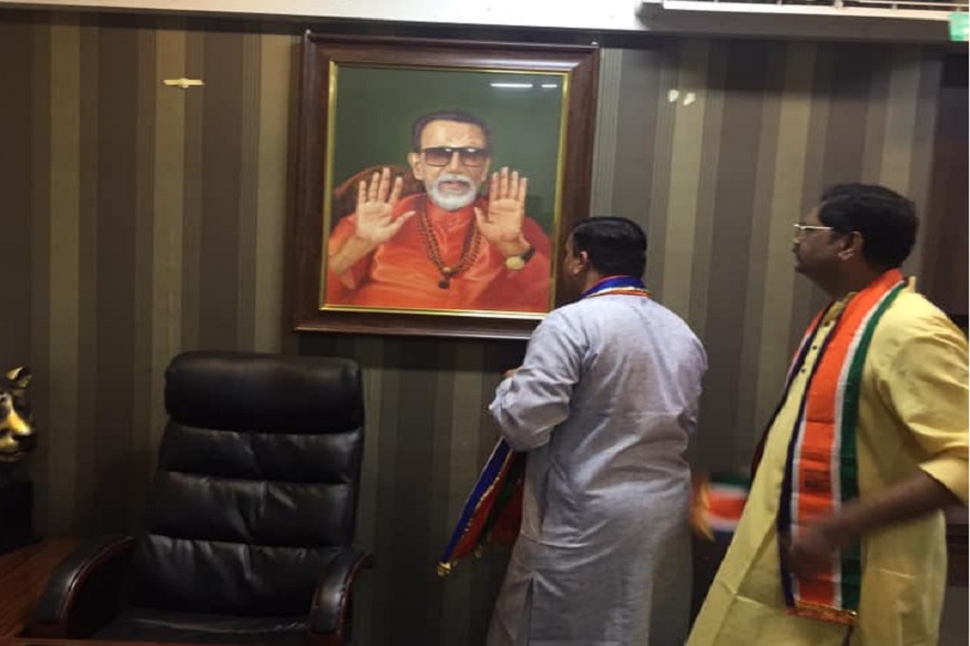 मनसे उमेदवाराचा बाळासाहेबांच्या फोटोला नमस्कार, थेट शिवसेना शाखेत जाऊन घेतलं दर्शन