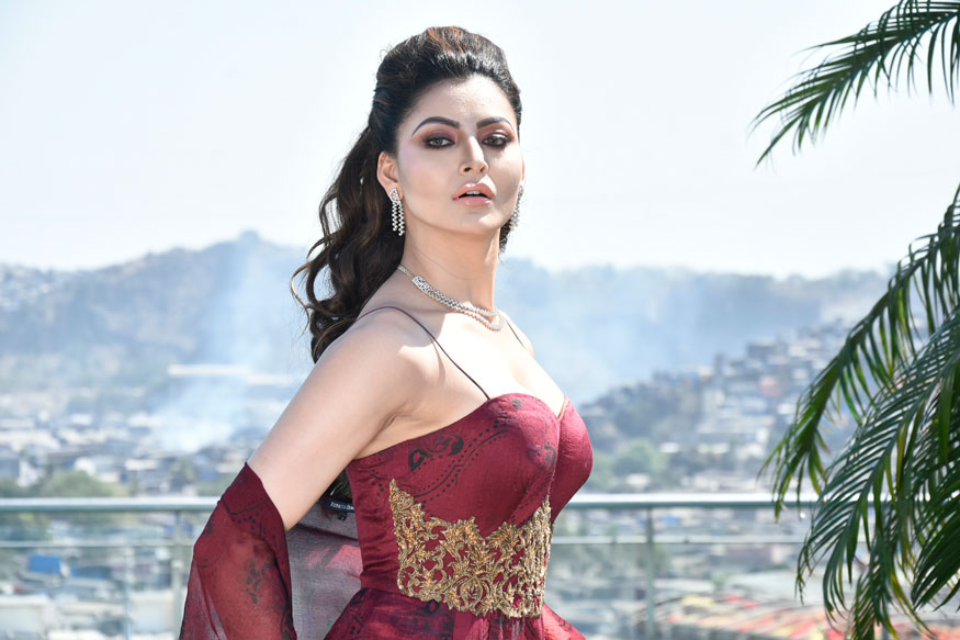 उर्वशी रौतेलाने डान्स करता करता स्वतःच उतरवला टॉप VIDEO VIRAL