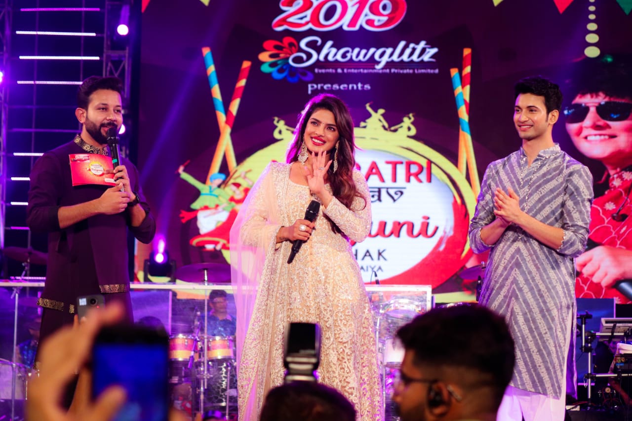 सिनेमाच्या प्रमोशन दरम्यान कधी वेस्टर्न तर कधी साडीमध्ये दिसलेली प्रियांका काल देसी अवतारात चक्क गरबा गायिका फाल्गुनी पाठकच्या नवरात्री पंडालमध्ये पोहोचली. सिनेमाच्या प्रमोशन दरम्यान कधी वेस्टर्न तर कधी साडीमध्ये दिसलेली प्रियांका काल देसी अवतारात चक्क गरबा गायिका फाल्गुनी पाठकच्या नवरात्री पंडालमध्ये पोहोचली.