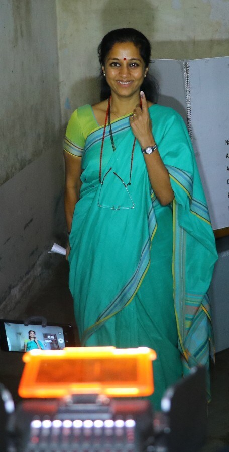 मतदान हा आपल्या सर्वांचा अधिकार आहे आणि बाबासाहेब आंबेडकरांनी आपल्याला तो संविधानातून दिला आहे. त्यामुळे सर्वांनी मतदान करायला हवं अशी प्रतिक्रिया सुप्रिया सुळे यांनी दिली. मतदान हा आपल्या सर्वांचा अधिकार आहे आणि बाबासाहेब आंबेडकरांनी आपल्याला तो संविधानातून दिला आहे. त्यामुळे सर्वांनी मतदान करायला हवं अशी प्रतिक्रिया सुप्रिया सुळे यांनी दिली.