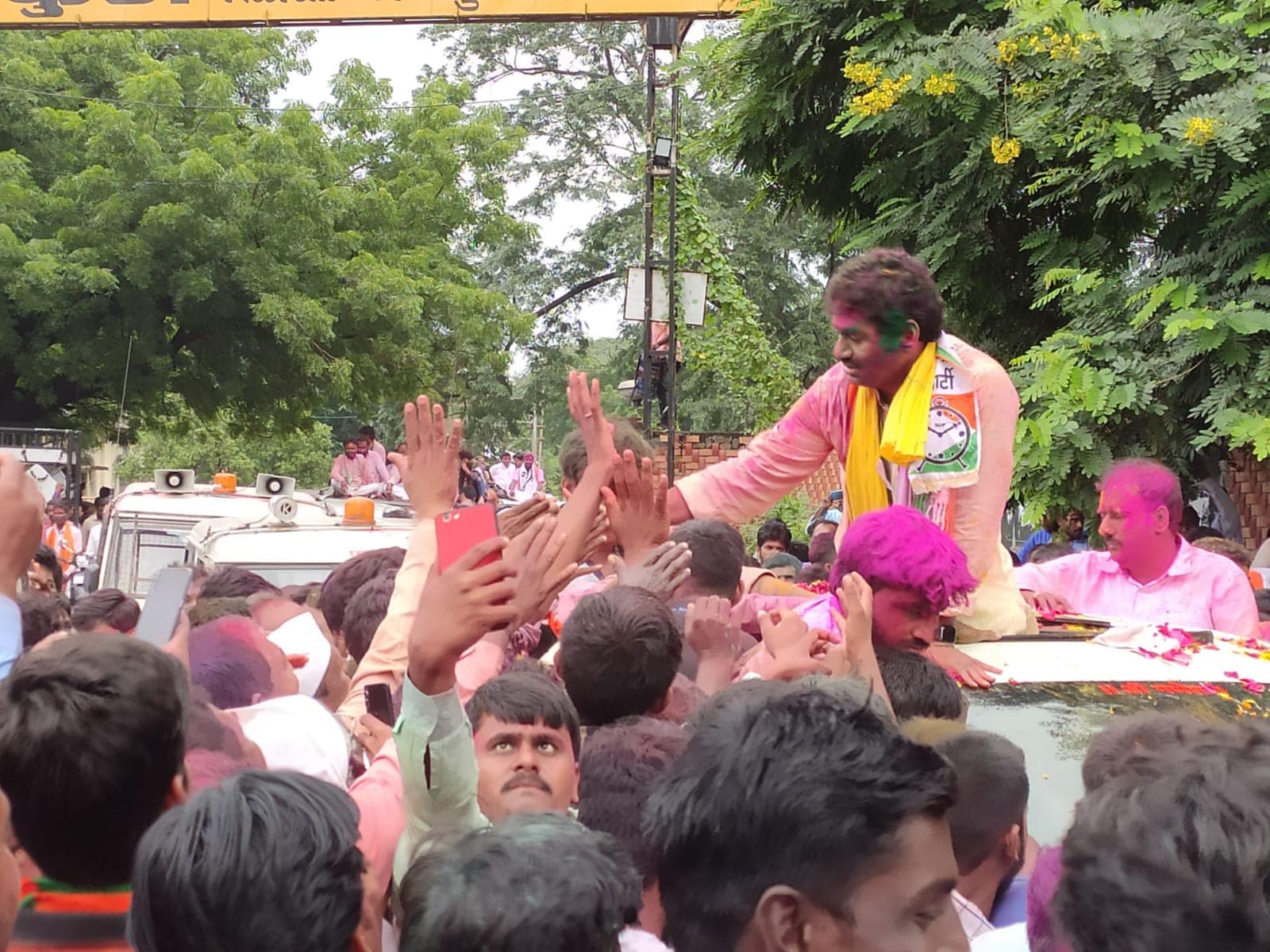 महाराष्ट्र विधानसभा निवडणूकीतली सर्वात चुरशीची लढत म्हणून परळी मतदार संघातील मुंडे भाऊ-बहिण यांच्याकडे पाहिले जात होते. महाराष्ट्र विधानसभा निवडणूकीतली सर्वात चुरशीची लढत म्हणून परळी मतदार संघातील मुंडे भाऊ-बहिण यांच्याकडे पाहिले जात होते.