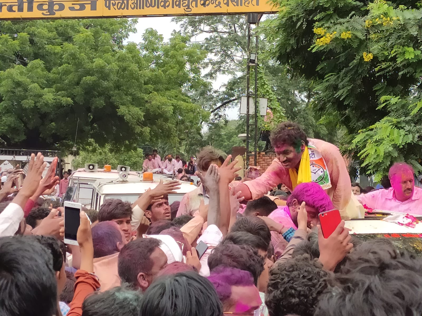 काट्याची लढत होईल असे अपेक्षित असताना तिसऱ्या फेरीपासून धनंजय मुंडे यांनी निर्णायक आघाडी मिळवली आणि आपला विजय खेचून आणला. काट्याची लढत होईल असे अपेक्षित असताना तिसऱ्या फेरीपासून धनंजय मुंडे यांनी निर्णायक आघाडी मिळवली आणि आपला विजय खेचून आणला.