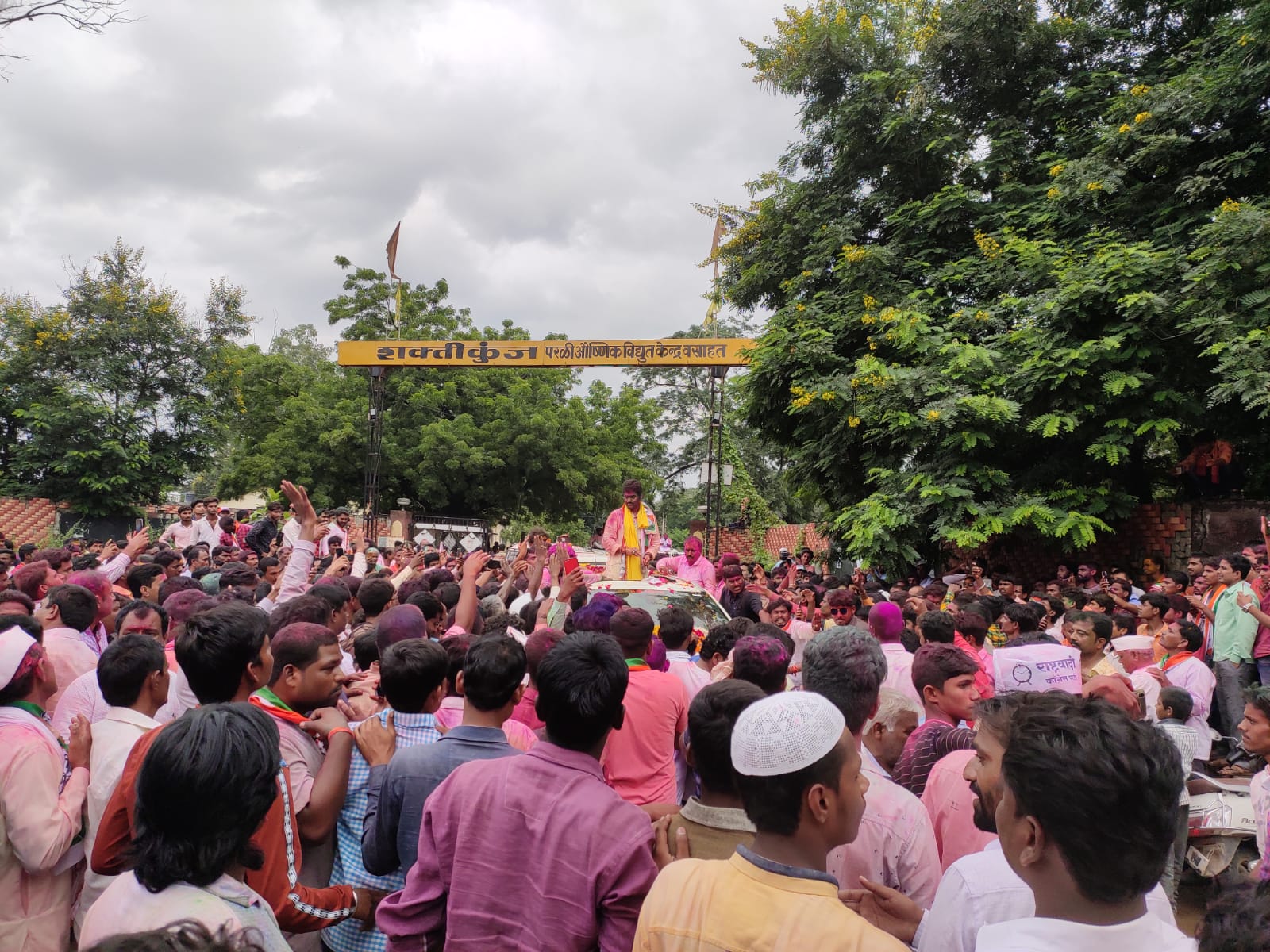 परळी हा पंकजा मुंडेंचा बालेकिल्ला असतानाही या ठिकाणी धनंजय मुंडेनी खेचून आणलेल्या विजयाची सर्वत्र चर्चा होत आहे. परळी हा पंकजा मुंडेंचा बालेकिल्ला असतानाही या ठिकाणी धनंजय मुंडेनी खेचून आणलेल्या विजयाची सर्वत्र चर्चा होत आहे.