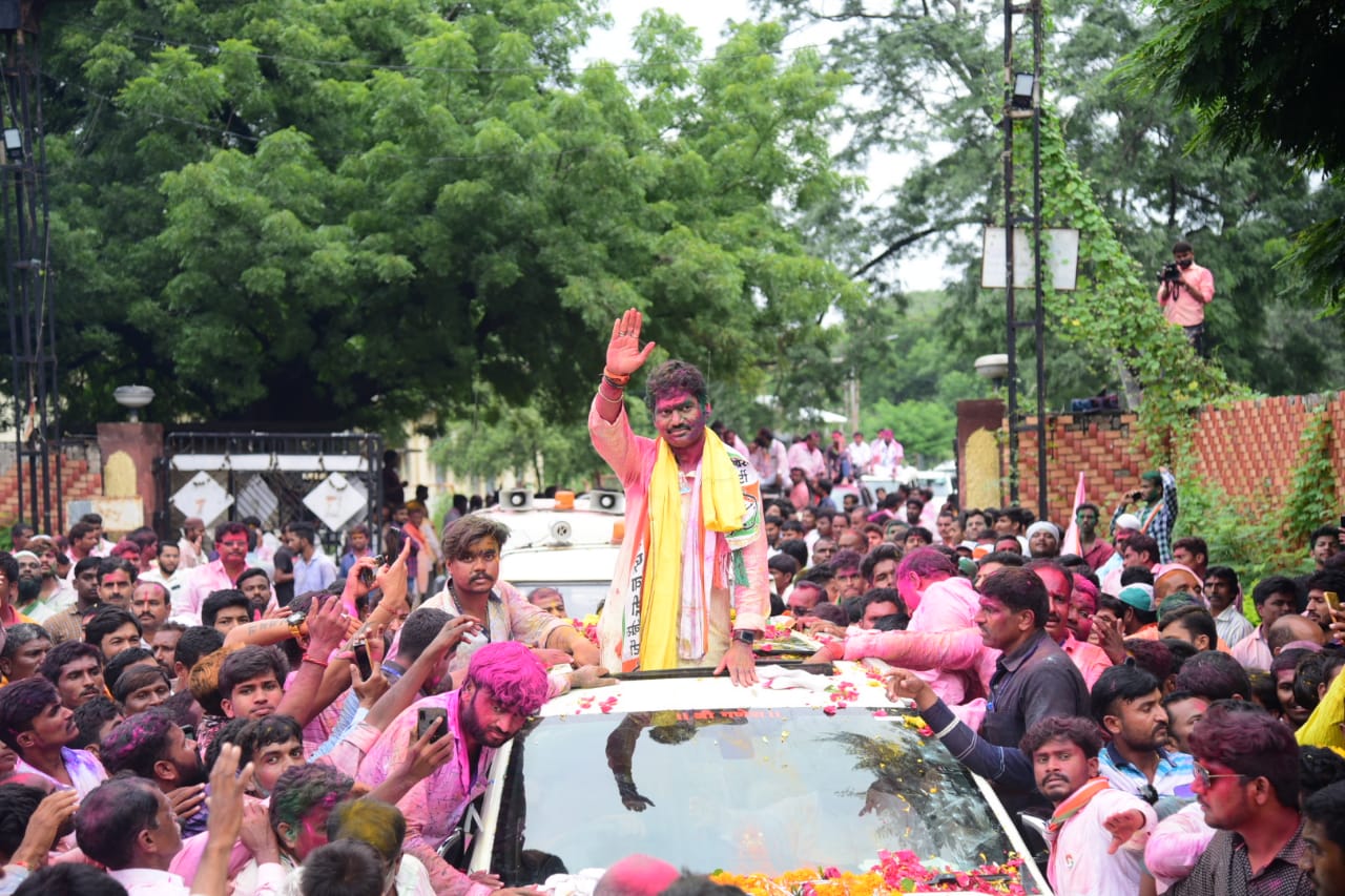 दुसरीकडे धनंजय मुंडे यांनी ट्विटरवरून फक्त दोनच शब्दांत आपली प्रतिक्रिया दिली आहे. धनंजय मुंडे यांनी सत्यमेव जयते असं म्हणत आपल्या विजयानंतर प्रतिक्रिया दिली.दुसरीकडे धनंजय मुंडे यांनी ट्विटरवरून फक्त दोनच शब्दांत आपली प्रतिक्रिया दिली आहे. धनंजय मुंडे यांनी सत्यमेव जयते असं म्हणत आपल्या विजयानंतर प्रतिक्रिया दिली. दुसरीकडे धनंजय मुंडे यांनी ट्विटरवरून फक्त दोनच शब्दांत आपली प्रतिक्रिया दिली आहे. धनंजय मुंडे यांनी सत्यमेव जयते असं म्हणत आपल्या विजयानंतर प्रतिक्रिया दिली.दुसरीकडे धनंजय मुंडे यांनी ट्विटरवरून फक्त दोनच शब्दांत आपली प्रतिक्रिया दिली आहे. धनंजय मुंडे यांनी सत्यमेव जयते असं म्हणत आपल्या विजयानंतर प्रतिक्रिया दिली.