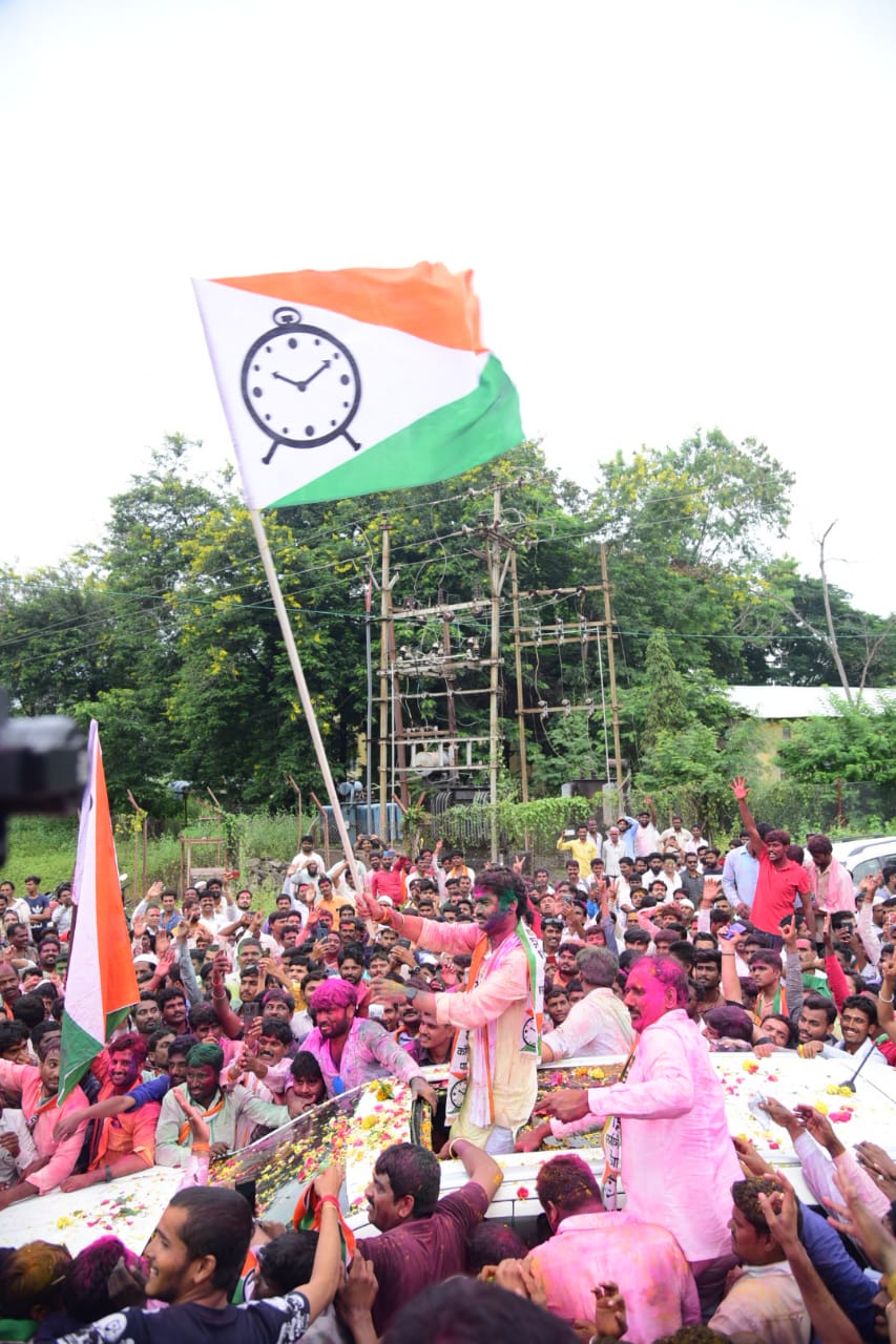 मतदानाच्या अगोदर परळीमध्ये धनंजय मुंडे यांच्यावर गंभीर आरोप करण्यात आले होते. त्यानंतर परळीमध्ये धनंजय मुंडे यांच्याविरोधात वातावरण तयार झाले होते. मतदानाच्या अगोदर परळीमध्ये धनंजय मुंडे यांच्यावर गंभीर आरोप करण्यात आले होते. त्यानंतर परळीमध्ये धनंजय मुंडे यांच्याविरोधात वातावरण तयार झाले होते.