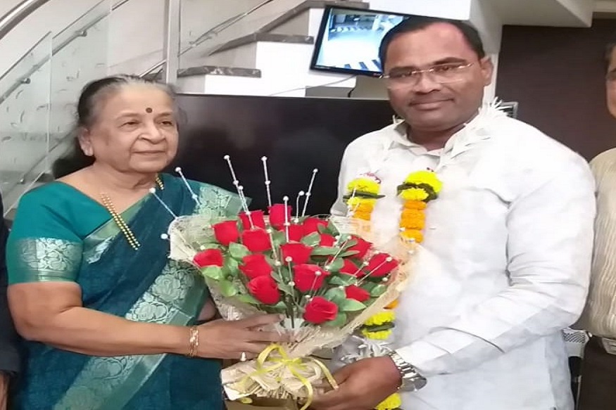 'देवेंद्र फडणवीस पुन्हा मुख्यमंत्री व्हावेत यासाठी काकूंची मोर्चेबांधणी!