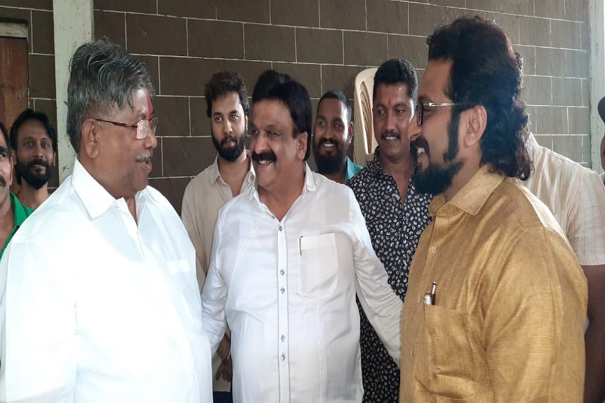 निवडणुकीत 'लढणा'रे दोन नेते जेव्हा समोरासमोर येता तेव्हा...