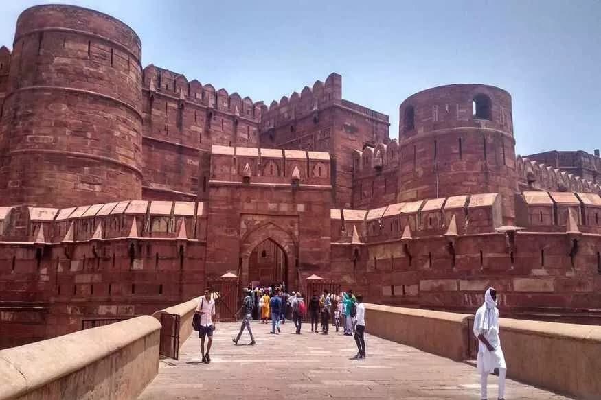 आगऱ्याचा किल्ला- हा किल्ला ताजमहल एवढा प्रसिद्ध नसला तरी या जागेला भेट देणाऱ्यांची संख्या काही कमी नाही. आगऱ्याला येणारे पर्यटक हा किल्लाही पाहताच. राजपूतांची शान दाखवणारा हा किल्लाही कमाईत पुढे आहे. आगऱ्याचा किल्ला- हा किल्ला ताजमहल एवढा प्रसिद्ध नसला तरी या जागेला भेट देणाऱ्यांची संख्या काही कमी नाही. आगऱ्याला येणारे पर्यटक हा किल्लाही पाहताच. राजपूतांची शान दाखवणारा हा किल्लाही कमाईत पुढे आहे.