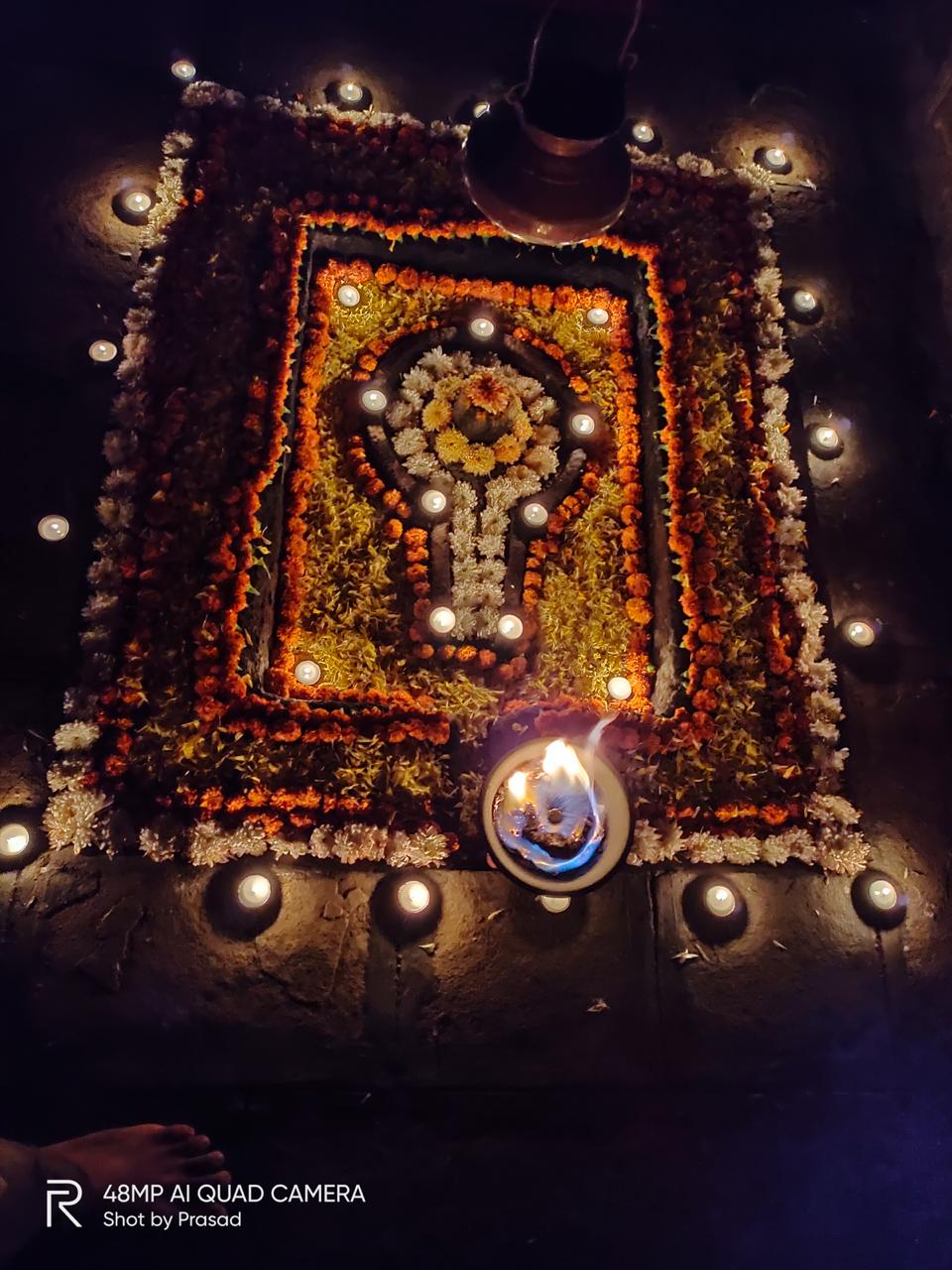 'पहिला दिवा त्या देवाला, ज्यामुळे मंदिरात देव आहेत' या वाक्याला अनुसरून गडझुंजार मावळे प्रतिष्ठान, सरहद परिवार व भटकंती गडदुर्गांची यांच्यातर्फे किल्ले राजगड वर दीपोत्सव आयोजित केला होता. या उपक्रमाचे हे सलग नववे वर्ष होते. (सर्व फोटो- अभिषेक कोंडे) 'पहिला दिवा त्या देवाला, ज्यामुळे मंदिरात देव आहेत' या वाक्याला अनुसरून गडझुंजार मावळे प्रतिष्ठान, सरहद परिवार व भटकंती गडदुर्गांची यांच्यातर्फे किल्ले राजगड वर दीपोत्सव आयोजित केला होता. या उपक्रमाचे हे सलग नववे वर्ष होते. (सर्व फोटो- अभिषेक कोंडे)
