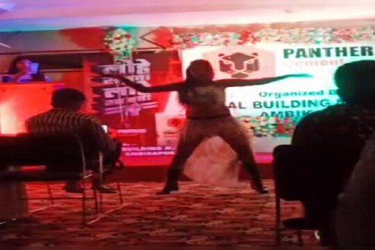 ऑफिसच्या कॉकटेल पार्टीमध्ये दारू पिऊन धिंगाणा, मद्यपीसोबत तरुणींचे अश्लील डान्स