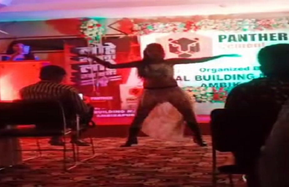ऑफिसच्या कॉकटेल पार्टीमध्ये दारू पिऊन धिंगाणा, मद्यपीसोबत तरुणींचे अश्लील डान्स