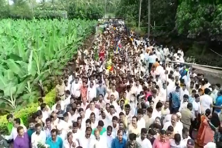 पवार कुटुंबीयांना शुभेच्छा देण्यासाठी कार्यकर्त्यांची अलोट गर्दी