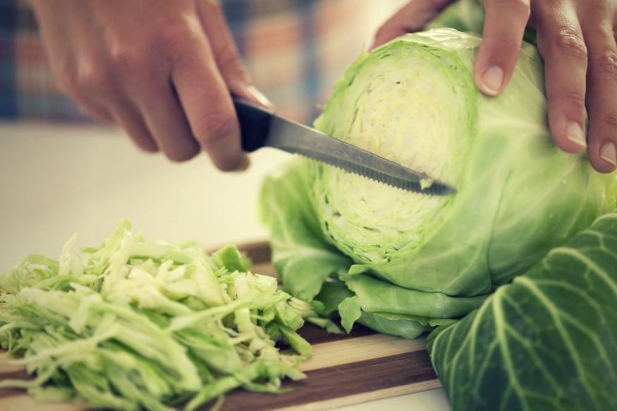 कोबी- ब्रोकोली, कोबी या भाज्या शरीरासाठी कितीही फायदेशीर असल्या तरी त्या अतिरिक्त खाल्ल्यास वजन वाढू शकतं. त्यामुळेच कोबीची भाजी खाणं शक्यतो टाळावं. एवढंच नाही तर कोबीची भाजी जास्त प्रमाणात खाल्ल्याने पोटात गॅसही होतो.