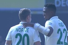 कॉट अॅण्ड बोल्डचा अनोखा प्रकार, हेल्मेटनेच घेतली विकेट; पाहा VIDEO