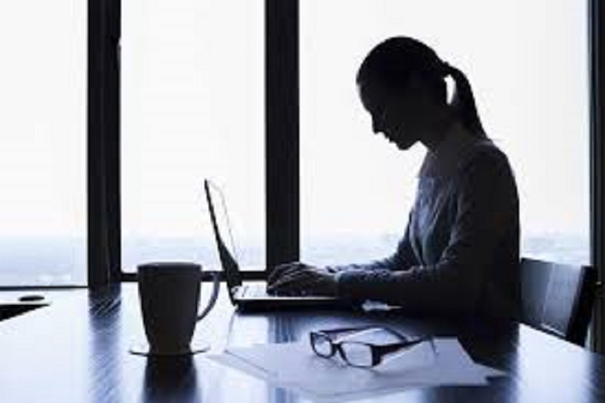 एका जागी बसून सलग 9 तासांपेक्षा जास्त काम करता? सावधान! ऐका मृत्यूची घंटा