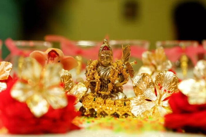 झाडू- धनत्रयोदशीला झाडू विकत घेणं शुभ मानलं जातं. असं म्हटलं जातं की, झाडू विकत घेतल्याने आर्थिक संकटं दूर होतात. धनत्रयोदशीला विकत घेतलेली झाडू घरातली नकारात्मक ऊर्जा  आणि दारिद्र्य नष्ट होतं.