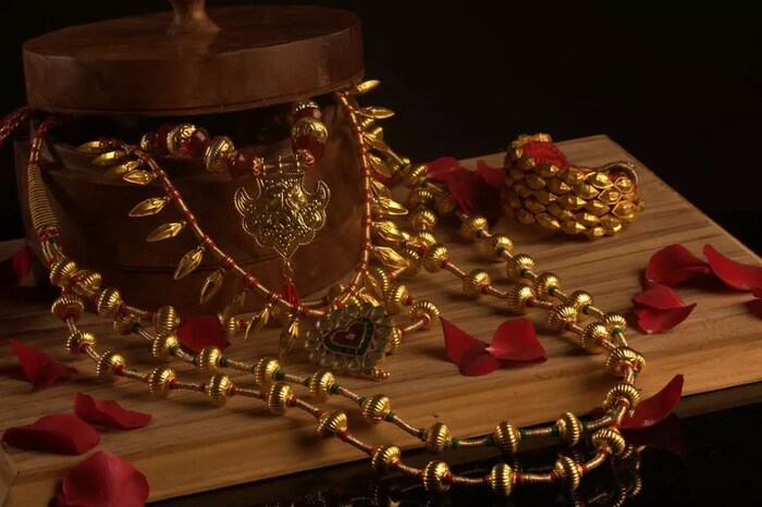 व्यवसायाशी निगडीत गोष्टी- धनत्रयोदशीला तुमच्या व्यवसायाशी निगडीत कोणतीही गोष्ट खरेदी करा. विकत घेतलेल्या गोष्टींची दिवाळीच्या पहिल्या दिवशी पूजा करा.