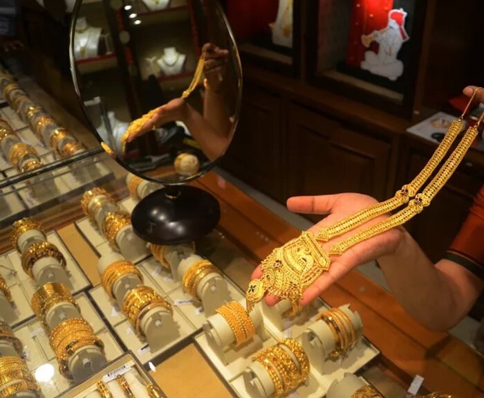 टीप- या लेखात दिलेली माहिती आणि सूचना ही सर्वसामान्य माहितीवर आधारित आहे. न्यूज18 लोकमत याची पुष्टी करत नाही. याची अंबलबजावणी करण्यापूर्वी तज्ज्ञांशी संपर्क साधावा.