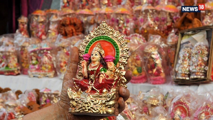 धणे- धनत्रयोदशीला संपूर्ण धणे विकत घेतल्याने घरात सुख- शांती नांदते असं म्हटलं जातं. दिवाळीच्या दिवशी लक्ष्मीची पूजा करताना तिला धण्याचा प्रसाद दाखवा आणि ते तिजोरीत ठेवा. धणे- धनत्रयोदशीला संपूर्ण धणे विकत घेतल्याने घरात सुख- शांती नांदते असं म्हटलं जातं. दिवाळीच्या दिवशी लक्ष्मीची पूजा करताना तिला धण्याचा प्रसाद दाखवा आणि ते तिजोरीत ठेवा.