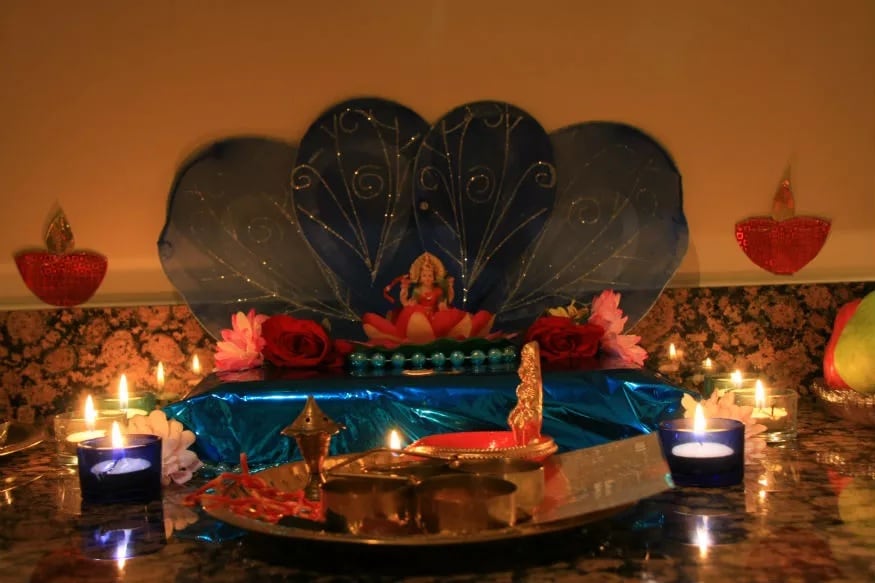 इलेक्ट्रॉनिक वस्तू- धनत्रयोदशीच्या दिवशी इलेक्ट्रॉनिक वस्तू खरेदी करण्यालाही अनेकजण प्राधान्य देतात. यात मोबाइल फोन, लॅपटॉप, ओवन, फ्रिज अशा गोष्टी विकत घ्यायला प्राधान्य देतात. इलेक्ट्रॉनिक वस्तू- धनत्रयोदशीच्या दिवशी इलेक्ट्रॉनिक वस्तू खरेदी करण्यालाही अनेकजण प्राधान्य देतात. यात मोबाइल फोन, लॅपटॉप, ओवन, फ्रिज अशा गोष्टी विकत घ्यायला प्राधान्य देतात.