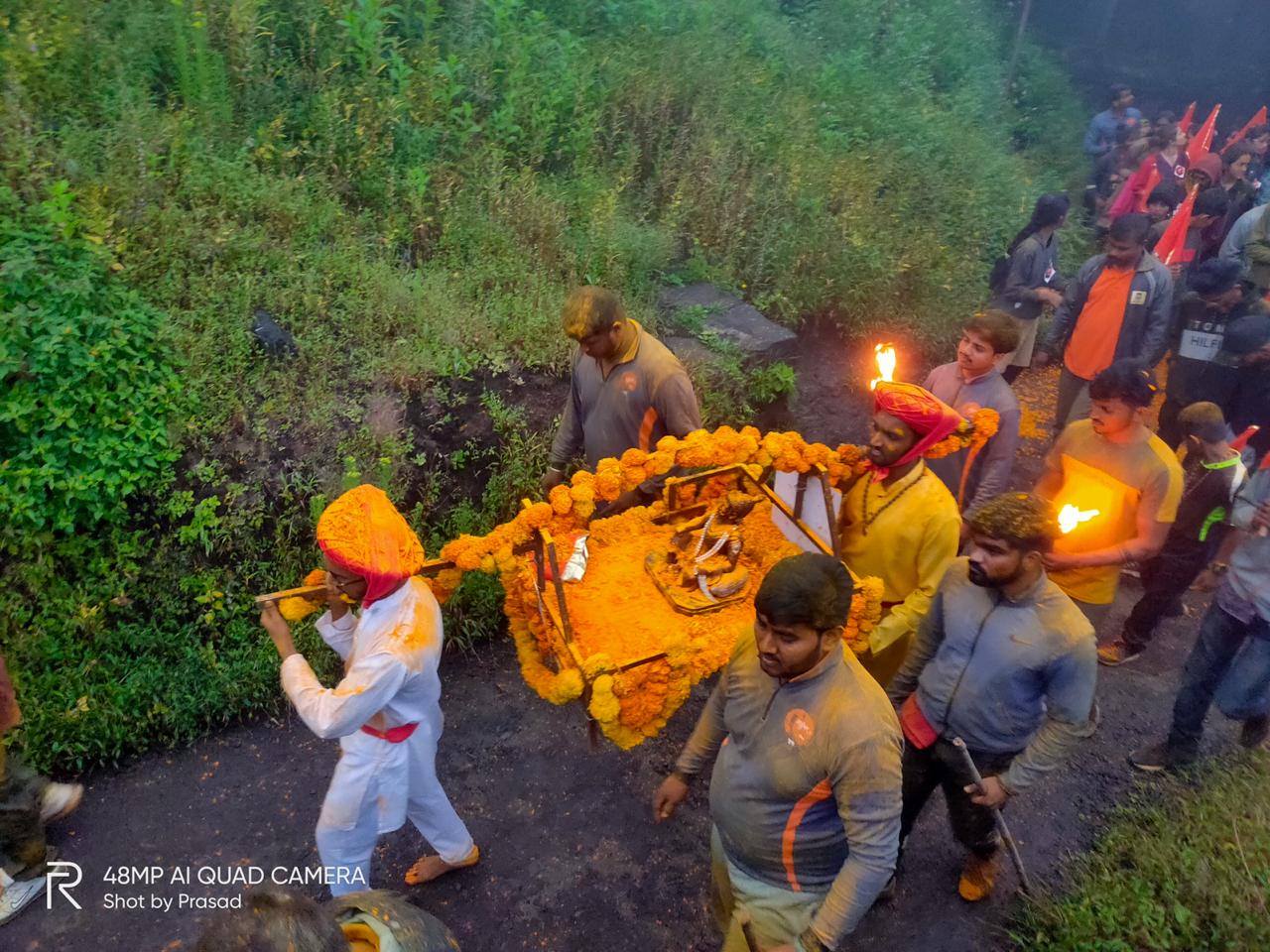 पहाटे फुलांनी सजवलेल्या आकर्षक पालखीत शिवाजी महाराजांची मूर्ती विराजमान करून, पद्मावती मंदिर-सदर-बिन्नी दरवाजा-पाली दरवाजा या मार्गने पालखी सोहळा संपन्न झाला. पालखी बिन्नी दरवाज्यात पोहचता भंडारा व फुलांची उधळण करत आनंदोत्सव साजरा करण्यात आला. या वेळेस मशाली व भगवा झेंड्यांमुळे संपूर्ण वातावरण प्रसन्न झाले होते. पहाटे फुलांनी सजवलेल्या आकर्षक पालखीत शिवाजी महाराजांची मूर्ती विराजमान करून, पद्मावती मंदिर-सदर-बिन्नी दरवाजा-पाली दरवाजा या मार्गने पालखी सोहळा संपन्न झाला. पालखी बिन्नी दरवाज्यात पोहचता भंडारा व फुलांची उधळण करत आनंदोत्सव साजरा करण्यात आला. या वेळेस मशाली व भगवा झेंड्यांमुळे संपूर्ण वातावरण प्रसन्न झाले होते.
